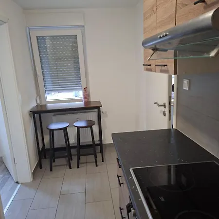 Zwei Separate Im 1 Og Ideal Fuer Montueeren Oder Studenten Wg Daire *