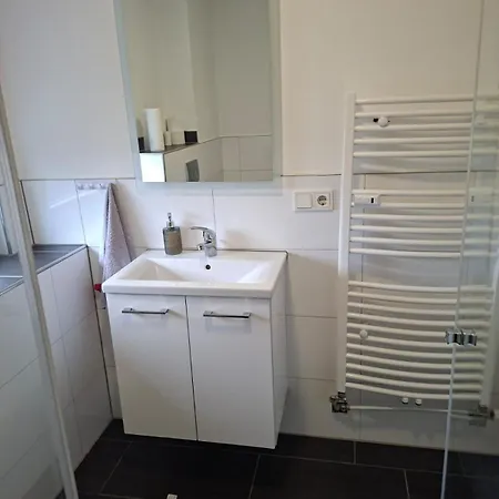 Zwei Separate Im 1 Og Ideal Fuer Montueeren Oder Studenten Wg Daire *