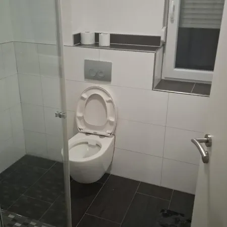 Zwei Separate Im 1 Og Ideal Fuer Montueeren Oder Studenten Wg Daire *