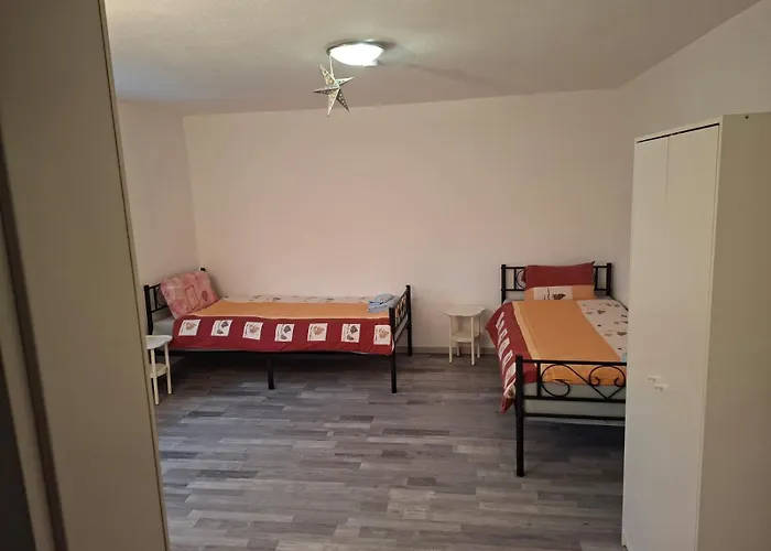 Zwei Separate Im 1 Og Ideal Fuer Montueeren Oder Studenten Wg *